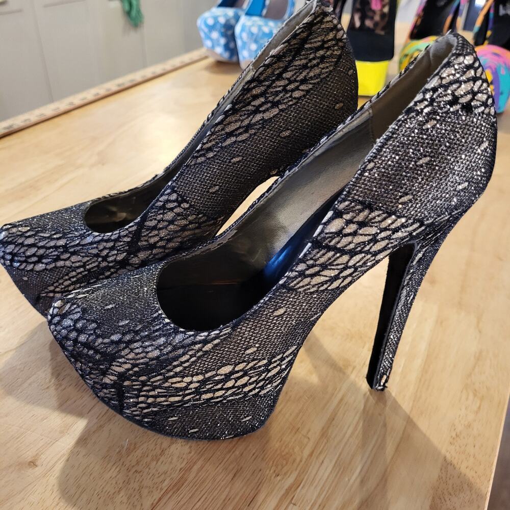 Steve Madden Gold Black Lace Platform Round Toe Heel Size 6